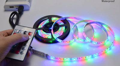 Tira  de luz LED RGB , con control  remoto , que cambia de color con adaptor .